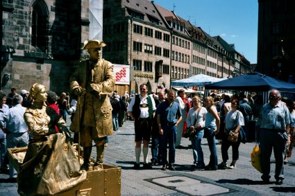 Platz in Nürnberg mit lebender Figur